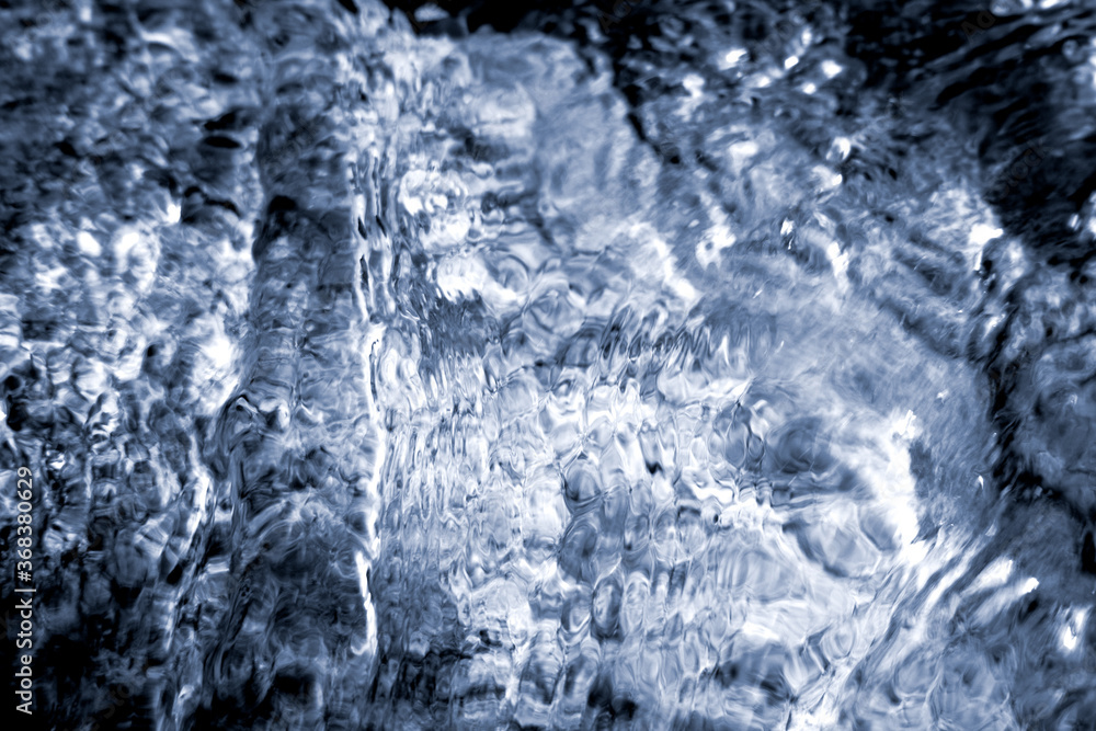 Obraz premium 清流の波打つ水面