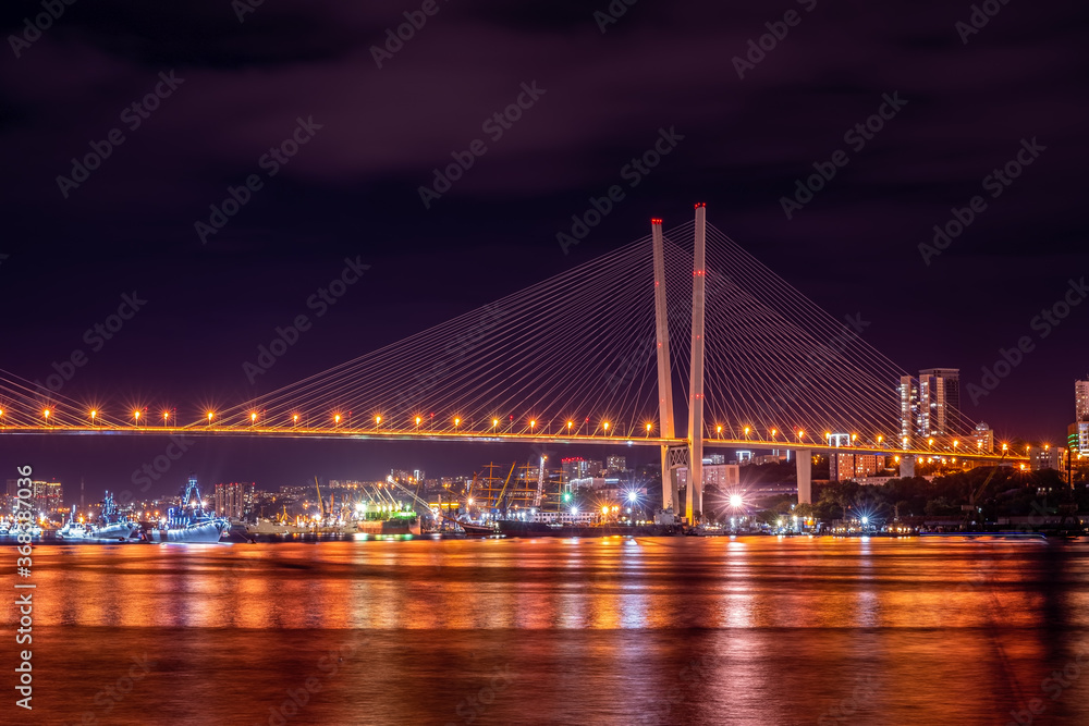 Night landscape with views of the Golden bridge
