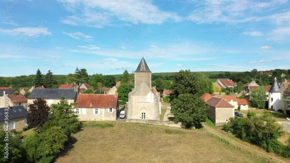 L'église au milieu du village traditionnel de Beuvron, dans la Nièvre, en Bourgogne, en France, en été.