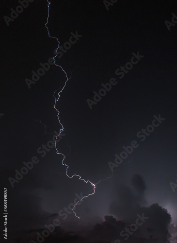 Rayos y relámpagos en noche de  tormenta eléctrica