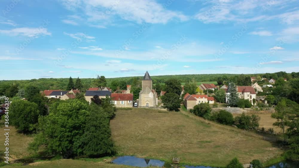 L'église au milieu du village traditionnel de Beuvron, dans la Nièvre, en Bourgogne, en France, en été. L'église au milieu du village traditionnel de Beuvron, dans la Nièvre, en Bourgogne, en France, en été.