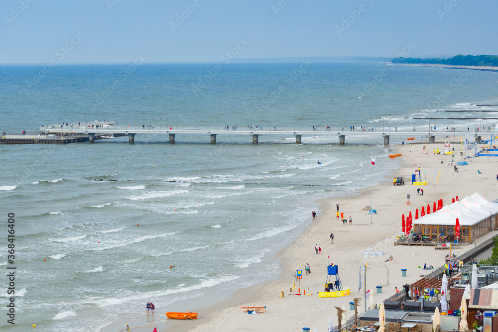 Fragment plaży w Kołobrzegu, latem w czasie sezonu turystycznego - obrazy, fototapety, plakaty 