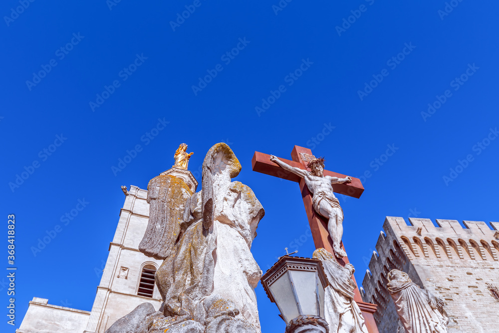 Obraz premium Crucifixion of Jesus in the square in front of the Cathedral of Our Lady of Doms (Palace of the Popes) in Avignon city