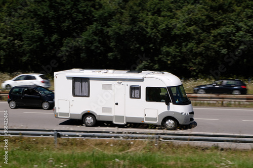 Camping car sur la route des vacances en France