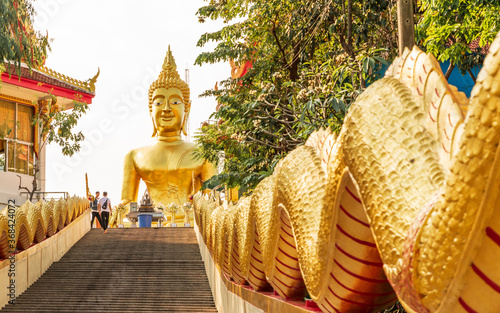 Foto On the top of a big hill in Pattaya, Thailand, lies the Wat Phra Yai temple - or in English: The Big Buddha