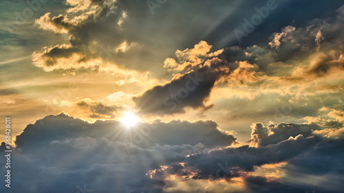 Dramatischer Abendhimmel mit tollem Wolkenbild und Sonnenstrahlen