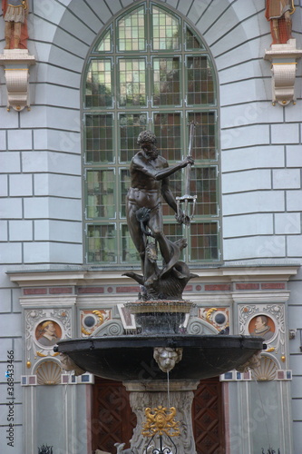 Danzig (Polen) - eine Statue des Neptun auf einem historischen Rokoko-Brunnen vor dem Eingang zum gotischen Artushof.