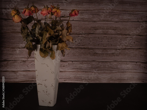 Fotografia A withered bouquet in a vase