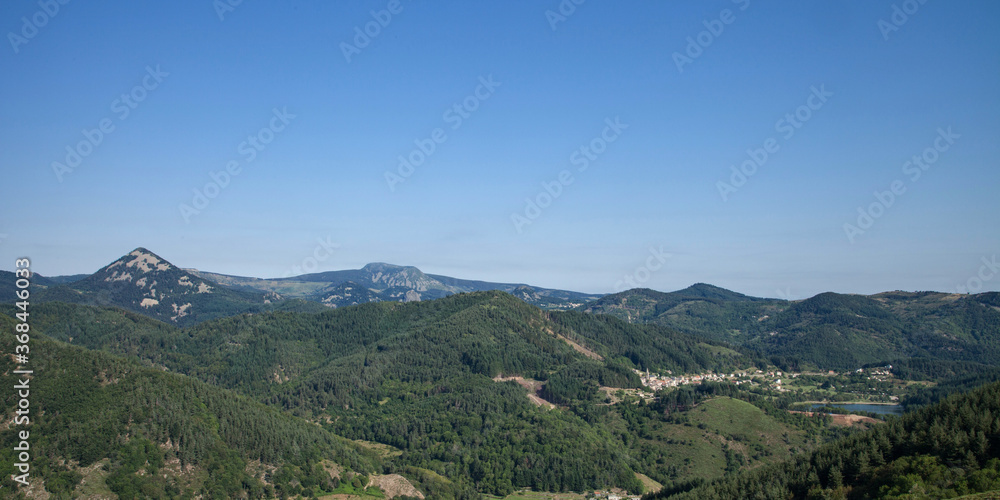Panorama sur les monts d'Ardèche : le suc de Sara, le mont Mézenc et le lac de Saint Martial