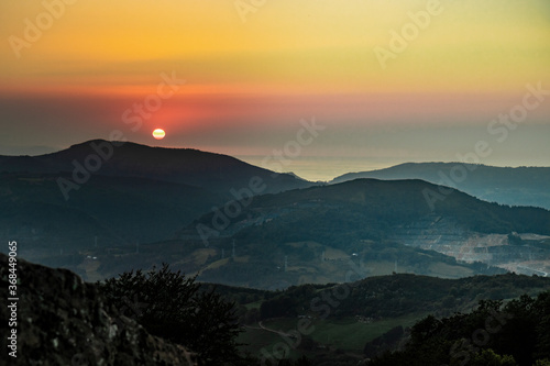 Puesta de sol hacia el mar desde el monte Adarra, Urnieta-Andoain