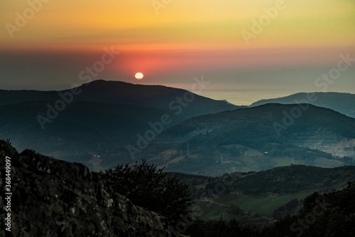Puesta de sol hacia el mar desde el monte Adarra, Urnieta-Andoain © Alotz