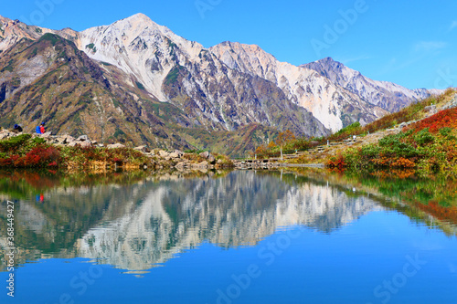 中部山岳国立公園。北アルプス、八方池より白馬岳を望む。長野、日本。10月上旬。