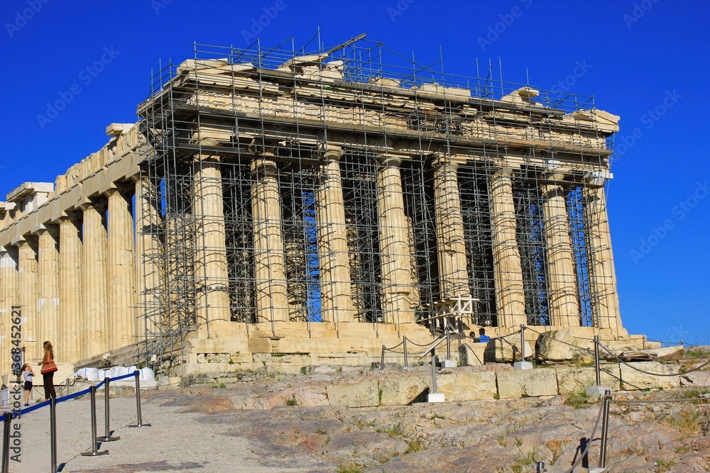 Obraz premium Greece, Athens, June 16 2020 - View of Parthenon temple at the archaeological site of the Acropolis.