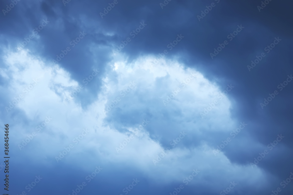 Obraz premium Beautiful dark cloudy sky before the thunderstorm