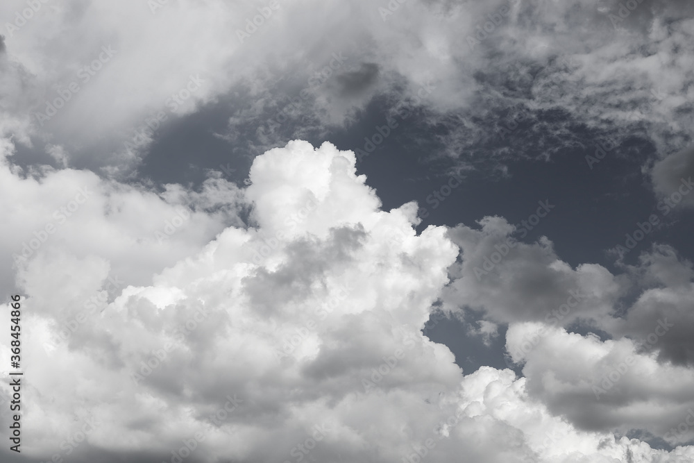 Fototapeta premium Black and white photo of beautiful sky covered with clouds