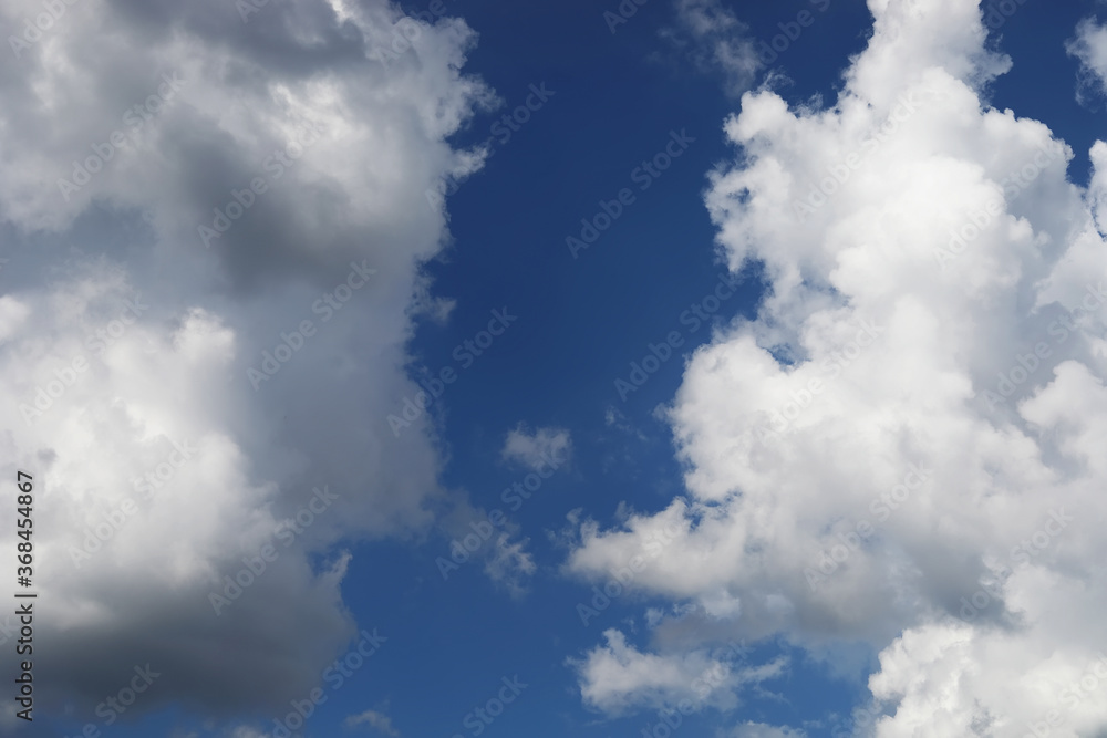 Obraz premium clear blue sky with plain white cloud with space for text background