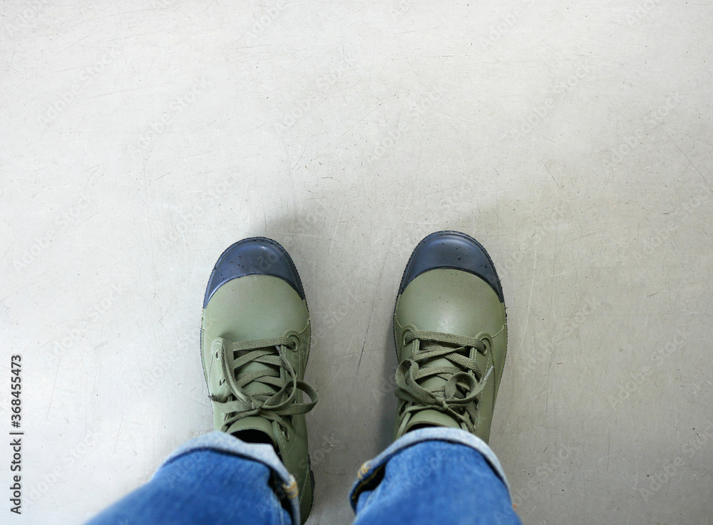 真上から見たロールアップしたジーンズとスニーカー Stock Foto Adobe Stock 真上から見たロールアップしたジーンズとスニーカー Stock Foto Adobe Stock