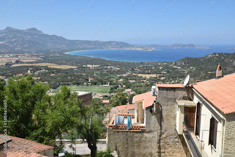 Le village de Lumio et la baie de Calvi en Corse