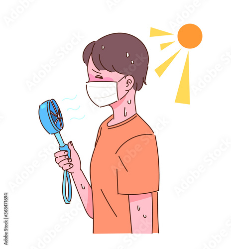 여름 더위에 땀흘리며 휴대용 선풍기로 바람을 쐬는 여자.