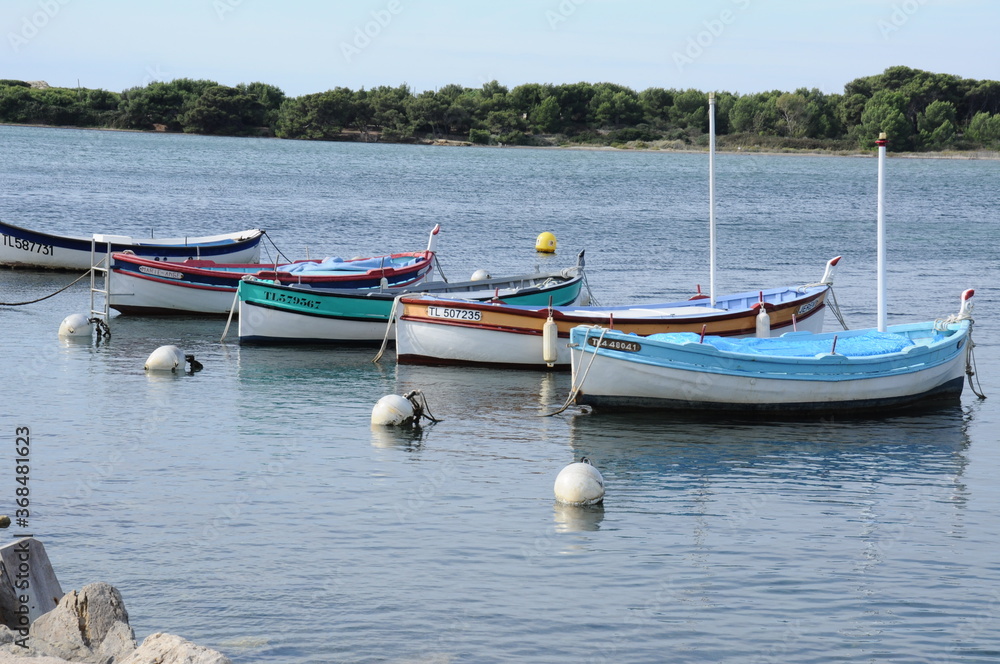 Jolies barques colorées sur la Méditerranée face à l'île des Embiez