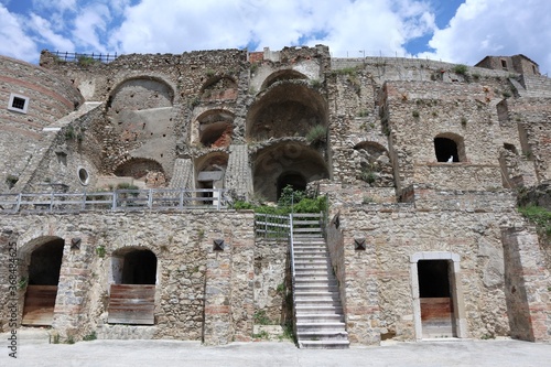 Calitri - Ruderi dell antica fortificazione