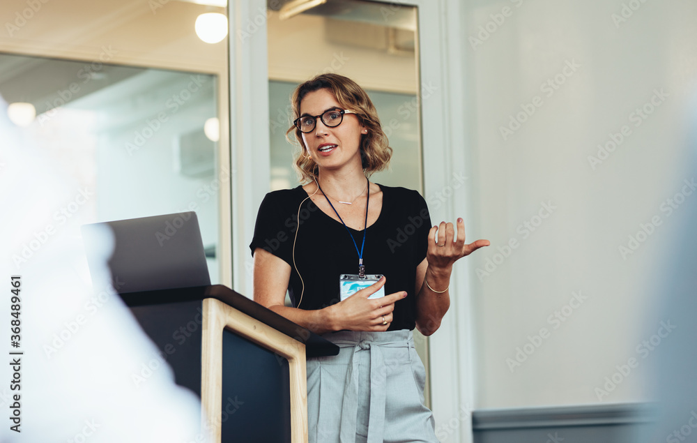 Businesswoman delivering a speech during a conference - obrazy, fototapety, plakaty 