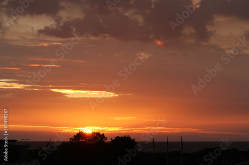 sunset in the city abendrot  himmel  sonne  sonnenaufgang  cloud  natur  cloud  landschaft  orange  rot  abend  sch  n  blau  abendd  mmerung  gelb  licht  dawn  morgen  baum  farbe  sch  nheit  anblick