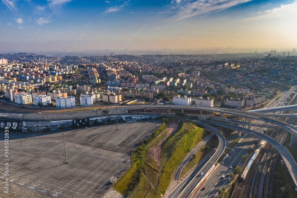 Obraz premium Imagem aérea da zona leste de São Paulo. Pontes e viadutos da metrópole.