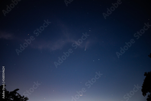 Fototapeta Naklejka Na Ścianę i Meble -  Vista del cometa Neowise desde Suiza