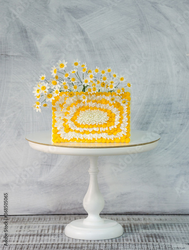 Square fondant cake with gentle daisies