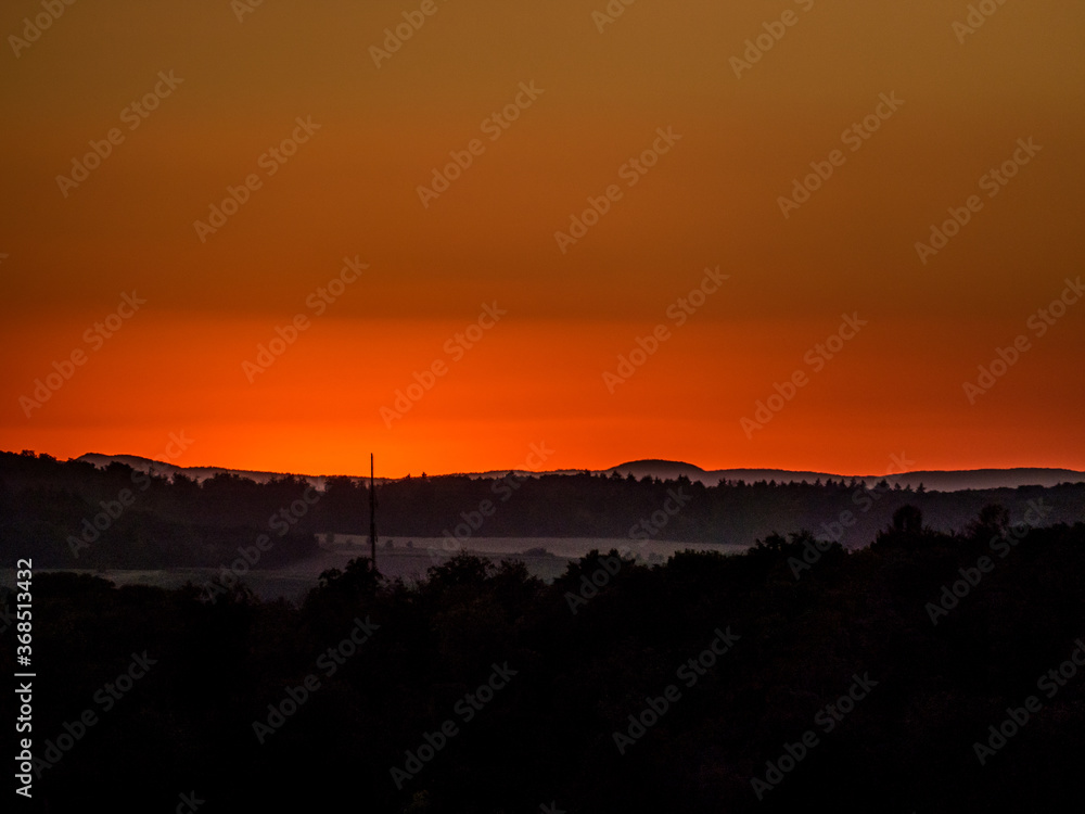 Sonnenuntergang hinter Hügelkette Sonnenuntergang hinter Hügelkette