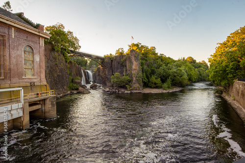 Obraz na płótnie Paterson, NJ / USA - 7/29/20: Paterson Great Falls on the Passaic River in the city of Paterson in Passaic County w salonie