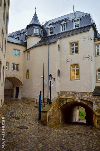 Obraz na plátne Photo of a city street with archways and stone pavement