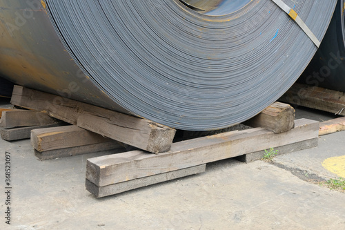 Wooden dunnage and separation of hot rolled steel coils