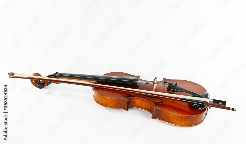 Fototapeta premium Eine Violine mit Bogen isoliert auf weißem Grund