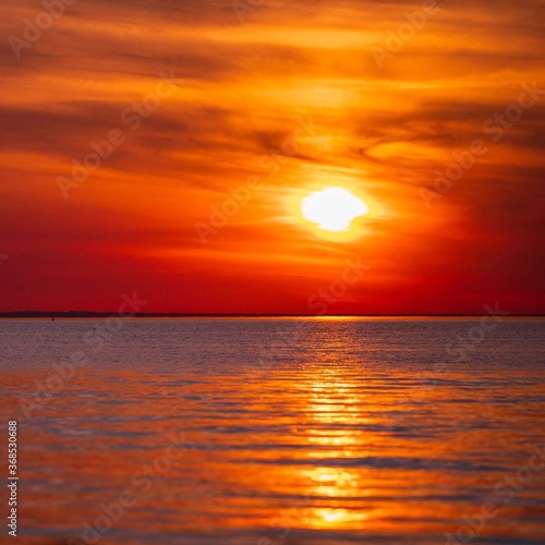 Coucher de soleil sur un océan calme © xlatlantique