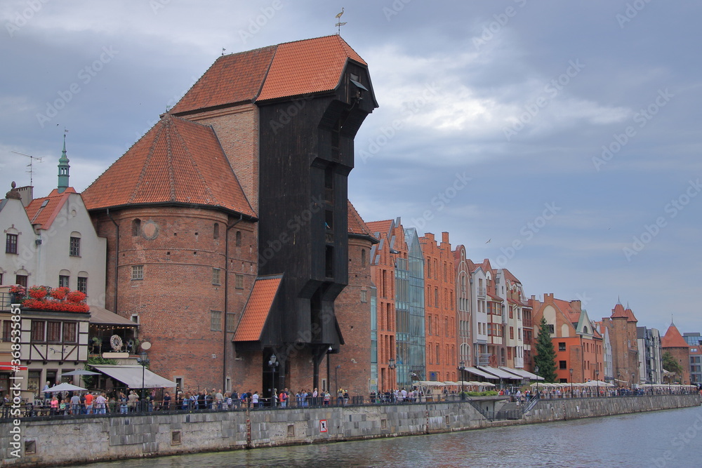 Brama Żuraw w Gdańsku - zabytkowy dźwig portowy i jedna z bram wodnych Gdańska, mieszcząca się nad Motławą. - obrazy, fototapety, plakaty 