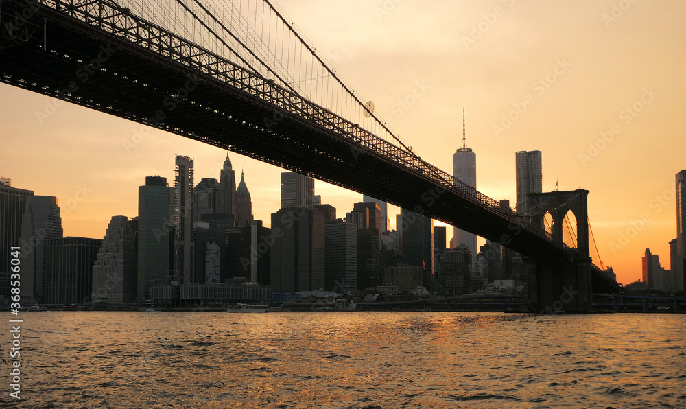 Naklejka premium landscape of lower manhattan at sunset time 