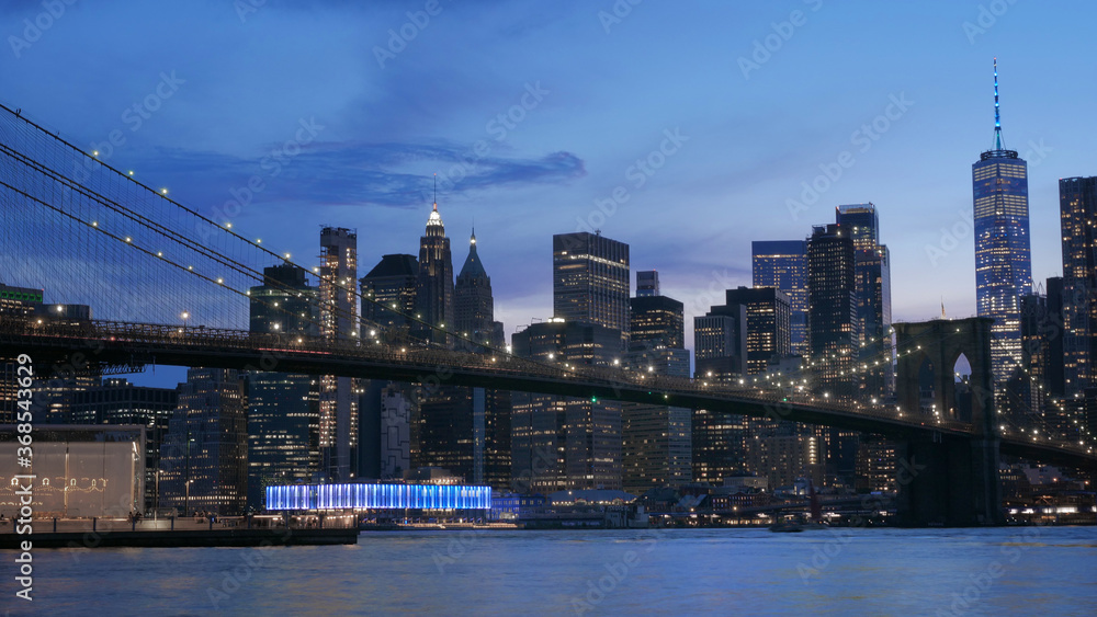 Fototapeta premium landscape of lower manhattan with Brooklyn bridge east river at night time