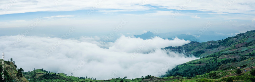 Obraz premium Phu Thap Boek sea of fog In Phetchabun, Thailand