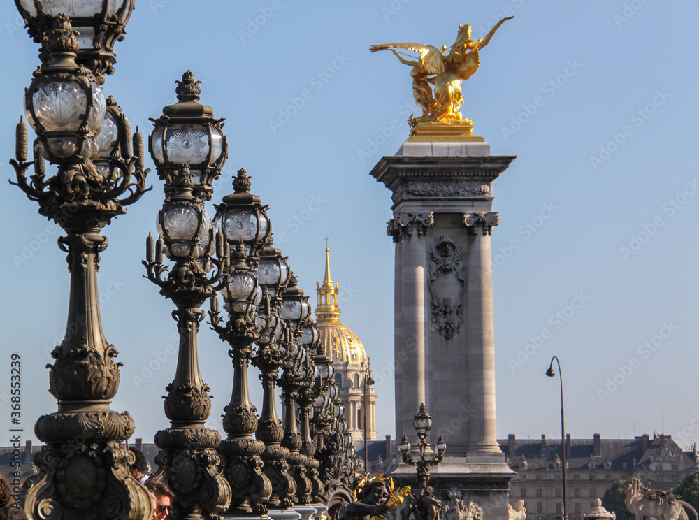 Imagem simétrica de monumento francês