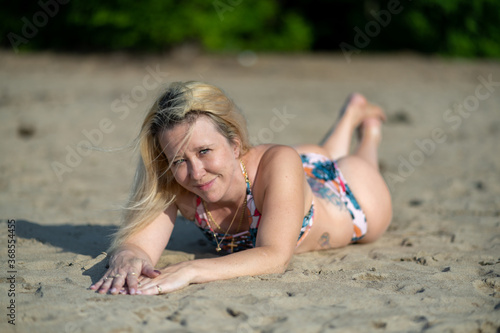 Fille en bikini à la plage.