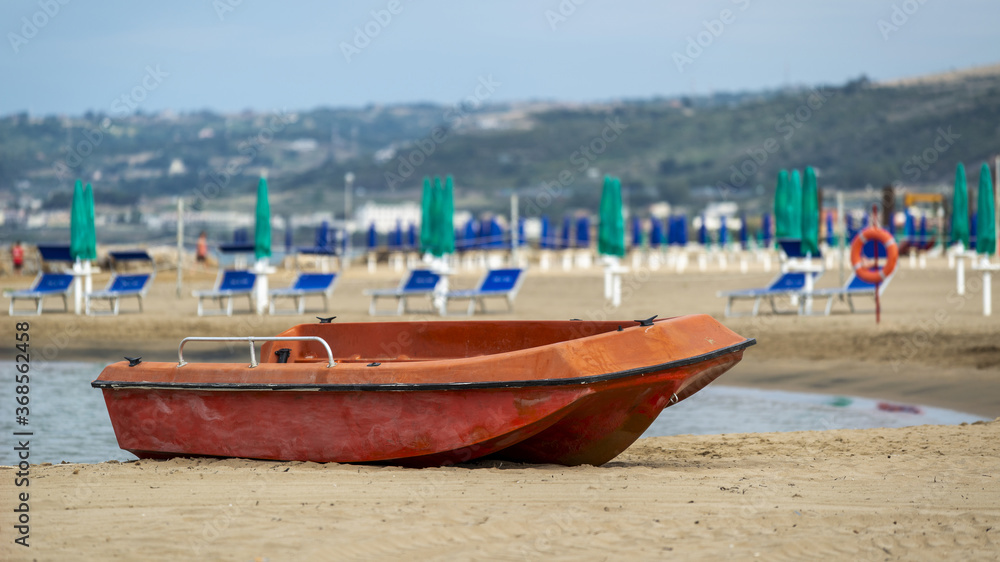 Naklejka premium Plage déserte par un matin de printemps en Italie