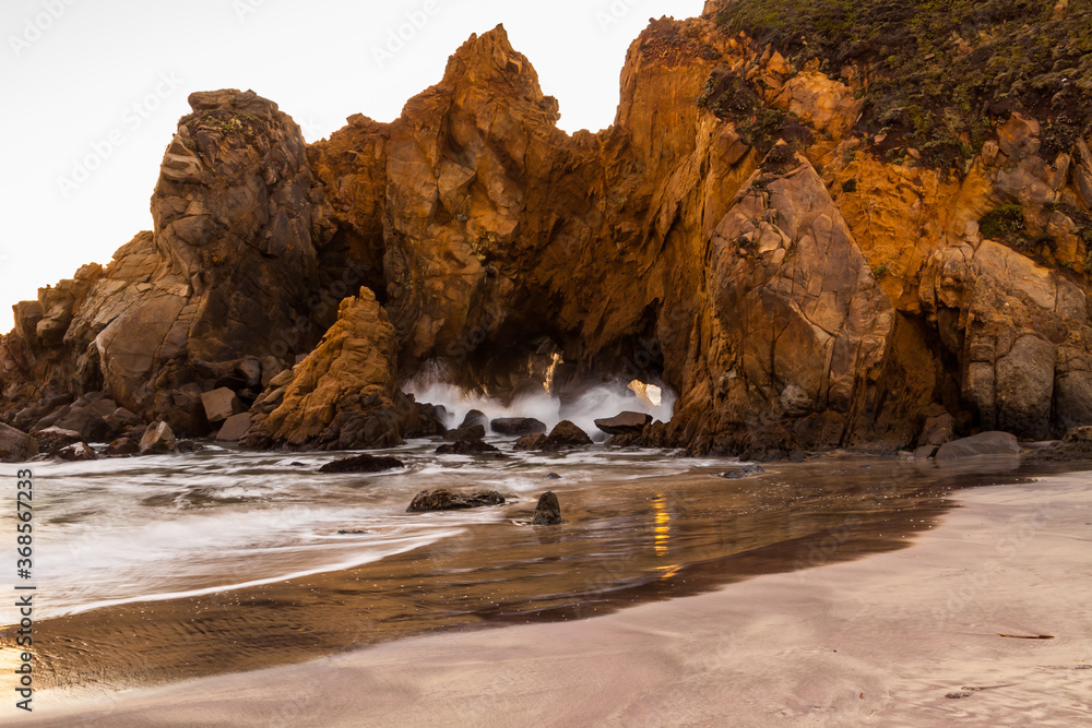 Obraz premium Sunset on Keyhole Arch aka Pfeiffer Beach Arch at Pfeiffer Beach,Pfeiffer Big Sur State Park, Big Sur, California, USA