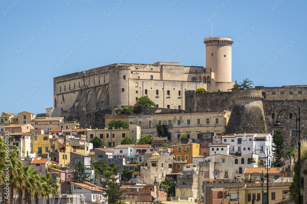 Fort dominant la ville de Gaeta en Italie