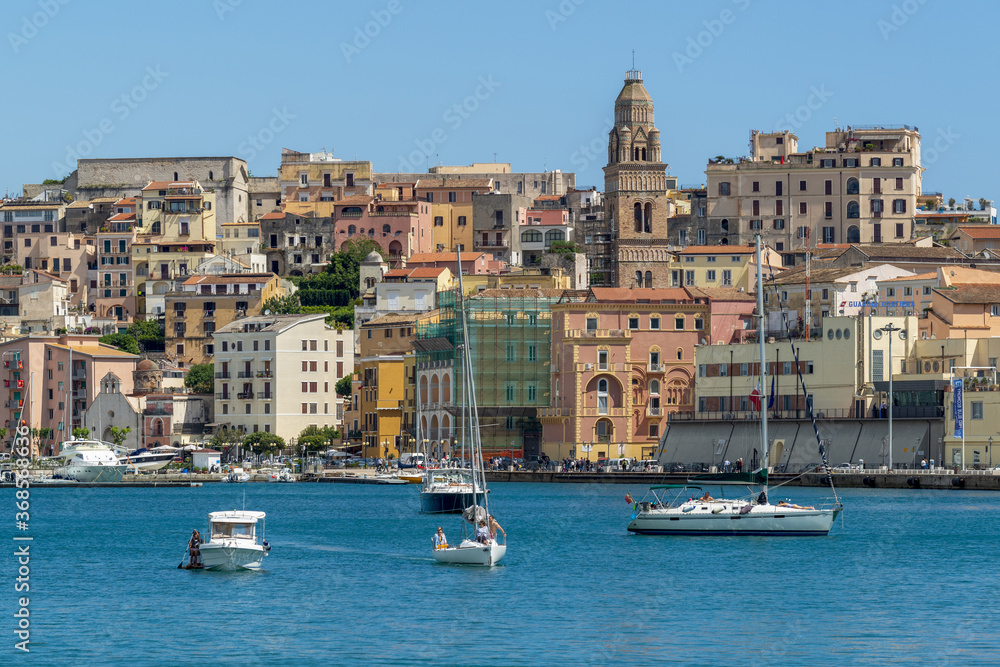 Fototapeta premium Ville au bord de mer en Italie