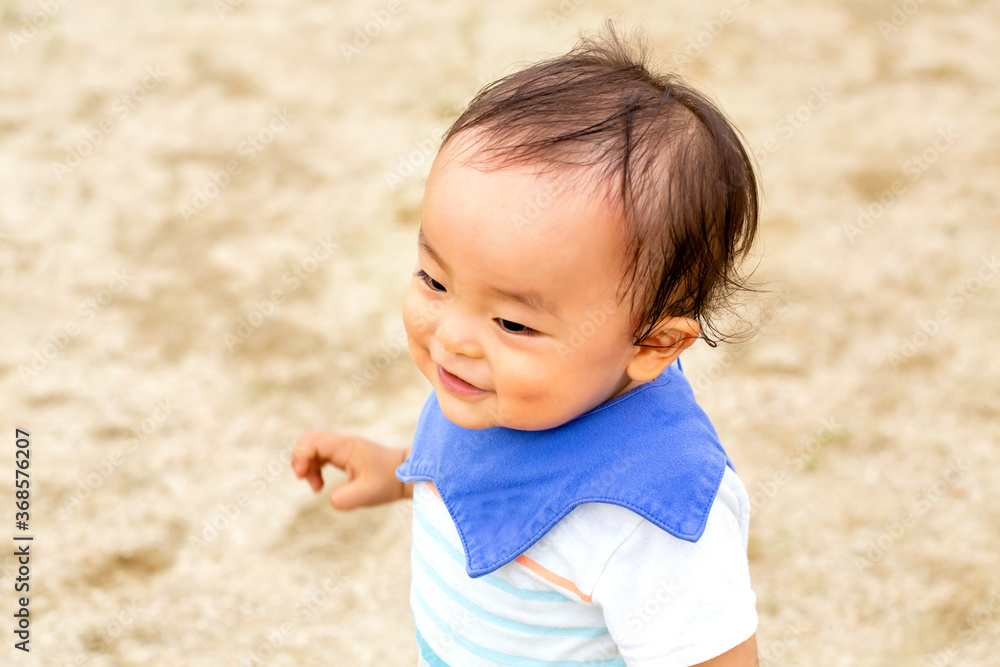外で大はしゃぎの男の子のクローズアップとコピースペース 外で大はしゃぎの男の子のクローズアップとコピースペース