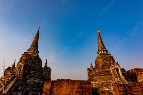 夕日を受けて輝く、タイ・アユタヤにあるワット・プラシーサンペットの仏塔
