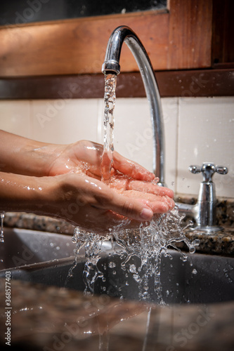 Lavarse las manos con agua y jabón para cuidar tu higiene 1