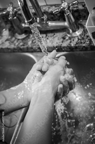 Lavarse las manos con agua y jabón para cuidar tu higiene 1 photo